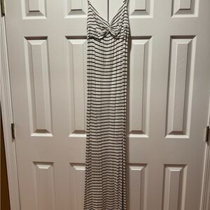 Forever 21 Black and White Sleeveless Maxi Dress